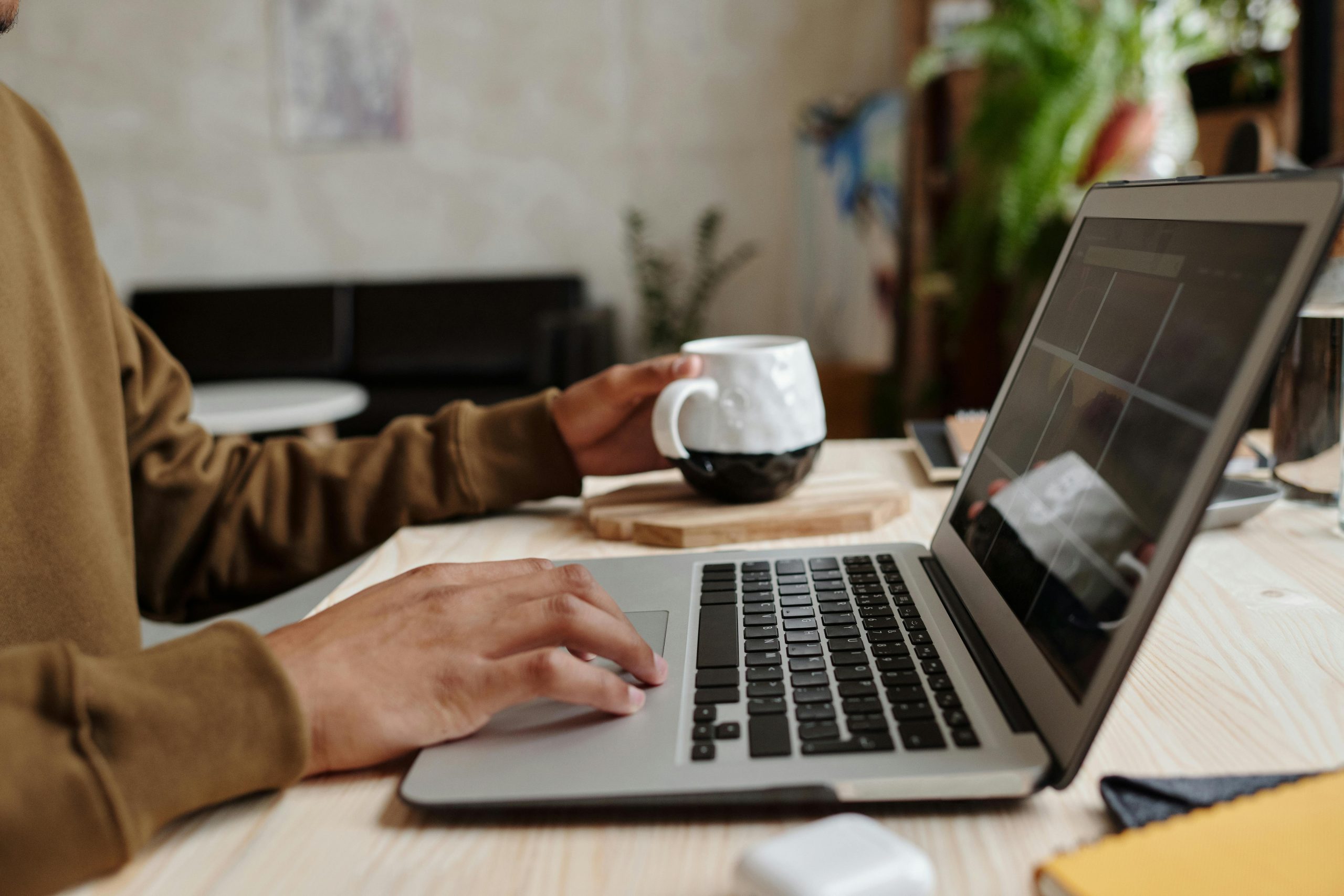 Renting a Laptop for Remote Work : Key Factors to Consider